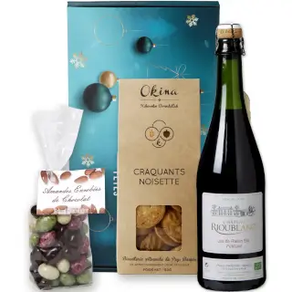 Coffret Gourmand : FRIANDISE : Une valisette gourmande alliant notre jus de raisin pétillant bio et un assortiment de chocolat, foie gras et confit d'oignon pour vos fêtes de fin d'année !